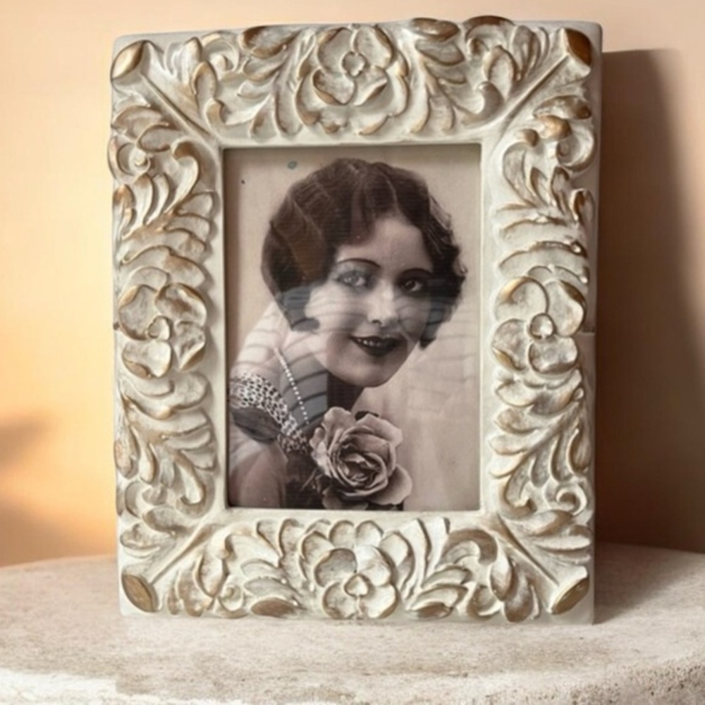 Ornate Cream and Gold Photo Frame for 5”x7” photo
